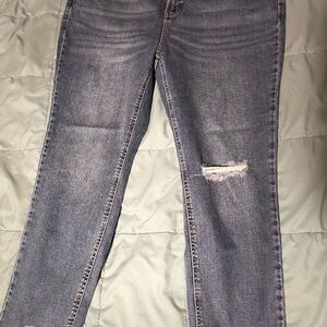 Stylish Women's Distressed cropped jeans